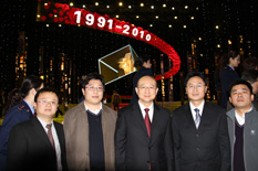 國家質(zhì)檢總局副局長支樹平（右三）在中央電視臺演播大廳2010年&ldquo;3.15晚會&rdquo;直播現(xiàn)場與中國質(zhì)量檢驗協(xié)會會員工作部主任楊曉東（右二）、防偽中心主任王成村（右一）、會員工作部副主任劉輝（左二）、會員工作部副主任王劍（左一）等協(xié)會工作人員代表合影留念