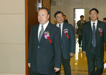 國家質(zhì)檢總局副局長劉平均、總工程師張綱陪同全國政協(xié)副主席白立忱步入會場