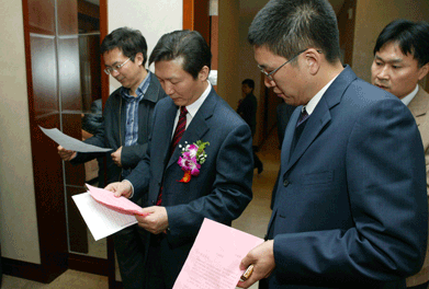 大會主席團推舉產(chǎn)生的監(jiān)票人中國質(zhì)量檢驗協(xié)會秘書長助理張明、總監(jiān)票人國家質(zhì)檢總局質(zhì)量司司長田世宏在仔細統(tǒng)計各項投票數(shù)據(jù)